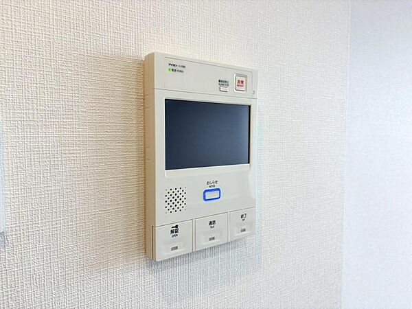 【モニター付インターホン】お子様のお留守番にも安心なＴＶモニタ付インタホン。来客者を確認できる上に留守中の録画もできます