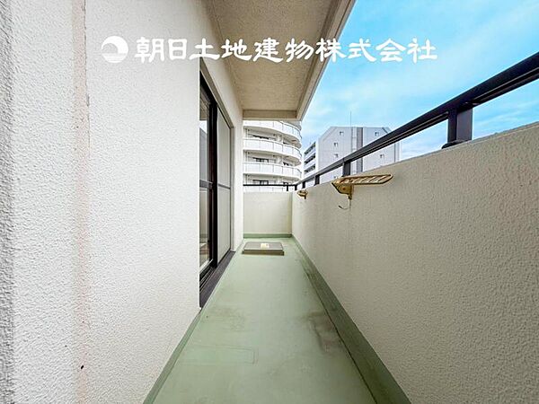 【バルコニー】太陽に愛された家。陽当り・通風に優れた魅力的で快適さを追求したプライベート空間です。