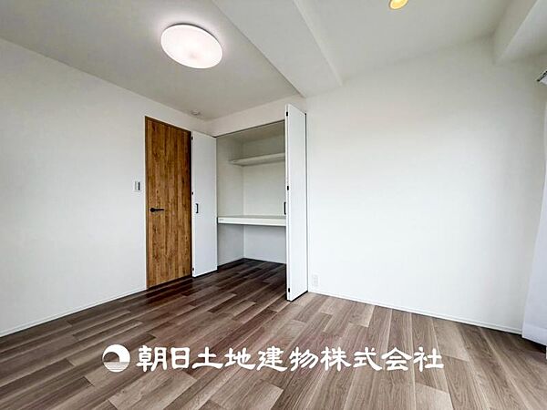 【洋室】大切な家族一人ひとりの大切な個別空間。趣味・感性で個性的に飾って頂けるようシンプルに仕上げてあります。
