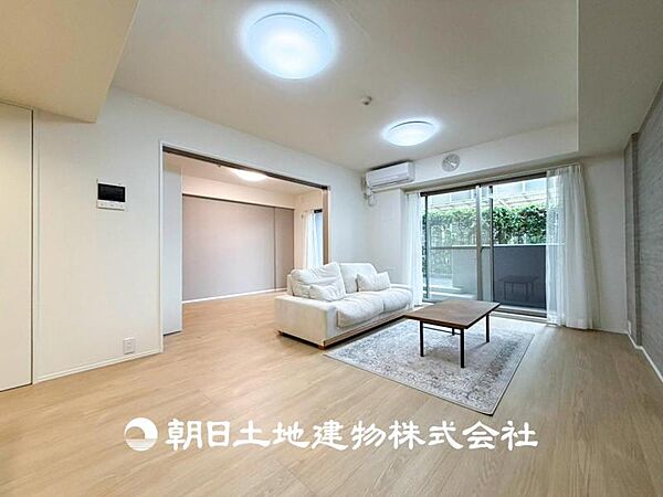 【リビング】大切なご家族、招いた友人と過ごすひと時を溢れる光が優しく包み込む空間。充実した住空間は心を豊かにします。