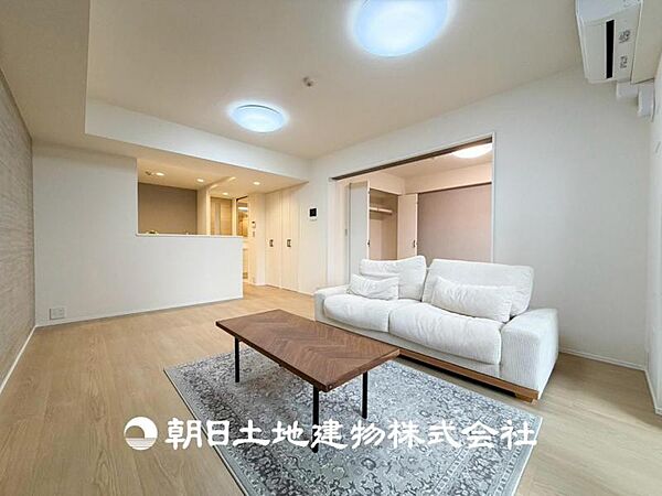 【リビング】開放的で明るい空間が広がるLDK。リビングには潤沢な太陽が降り注ぎ、爽やかな住空間を演出できます