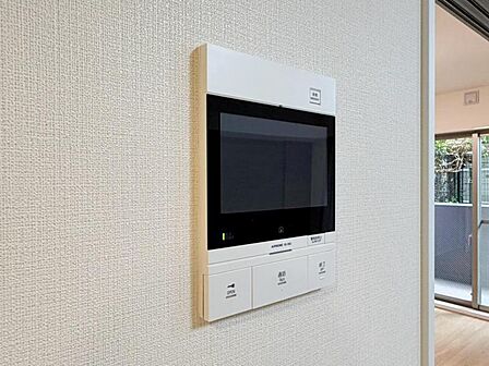 【モニター付インターホン】お子様のお留守番にも安心なTVモニタ付インタホン。来客者を確認できる上に留守中の録画もできます