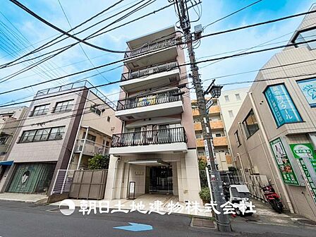 【外観・立地】家族の色を映し出す洗練された邸宅は、ずっと輝き続けながらいつしか街の風景に溶け込み人と共に歩んいきます。