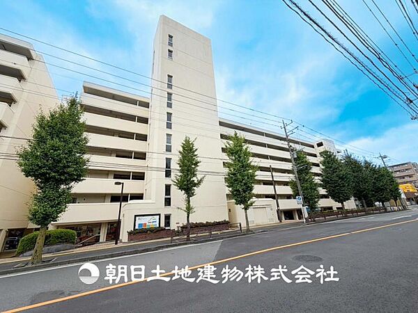 【外観・立地】家族の色を映し出す洗練された邸宅は、ずっと輝き続けながらいつしか街の風景に溶け込み人と共に歩んいきます。
