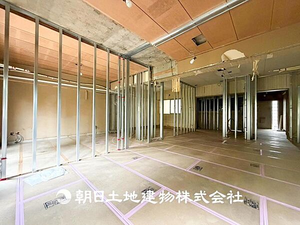 【内観】家族の色を映し出す洗練された邸宅は、ずっと輝き続けながらいつしか街の風景に溶け込み人と共に歩んいきます。