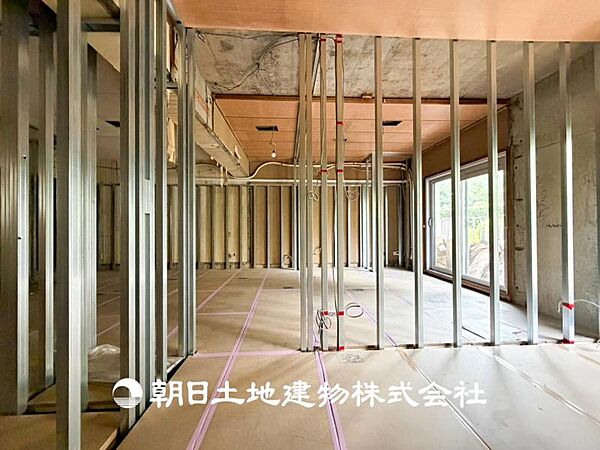 【内観】家族の色を映し出す洗練された邸宅は、ずっと輝き続けながらいつしか街の風景に溶け込み人と共に歩んいきます。