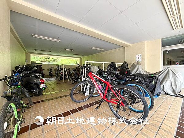 【駐輪所】その家から感じられる、気品・上質・重厚感・極細やかさ、そのすべては見た者に安らぎを与える特別な空間です。