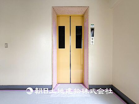 【エレベーター】その家から感じられる、気品・上質・重厚感・極細やかさ、そのすべては見た者に安らぎを与える特別な空間です。