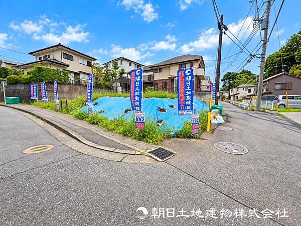 【外観写真】今はまだ建築中ですがここからスタートする住空間をイメージするには十分です。現地に足を運んでみてください。