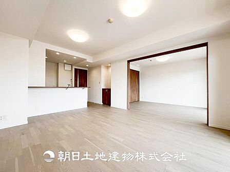 【リビング】大切なご家族、招いた友人と過ごすひと時を溢れる光が優しく包み込む空間。大切な人とともに、心穏やかに過ごすひととき。家族との時間、自分の時間を大切にできる空間を作りました。