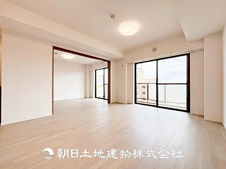 【リビング】1日の中で最も長い時間を過ごすことになるリビングだからこそ、いつも笑顔があふれる空間であるように。広々とした空間から幸せな未来を。