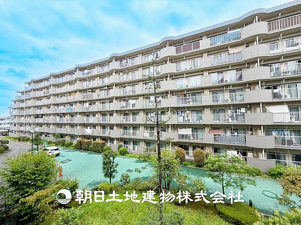 【外観・立地】家族の色を映し出す洗練された邸宅は、ずっと輝き続けながらいつしか街の風景に溶け込み人と共に歩んいきます。