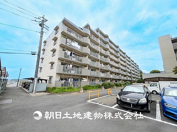 【外観・立地】家族の色を映し出す洗練された邸宅は、ずっと輝き続けながらいつしか街の風景に溶け込み人と共に歩んいきます。