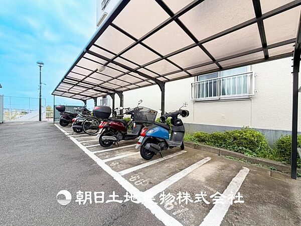 【バイク置き場】時間のゆとりと空間、暖かな陽光がもたらす光と風を独占してください。ここから新しい暮らしが始まります。