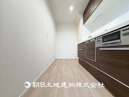 【キッチン】仲良しなご夫婦、お子様、みんなでお料理ができる程の贅沢なスペースを実現したキッチンとなっております。