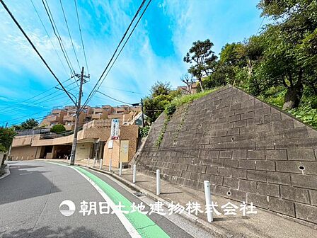 【外観写真】家族の色を映し出す洗練された邸宅は、ずっと輝き続けながらいつしか街の風景に溶け込んでいきます。