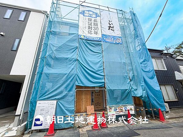 【外観・立地】家族の色を映し出す洗練された邸宅は、ずっと輝き続けながらいつしか街の風景に溶け込み人と共に歩んいきます。