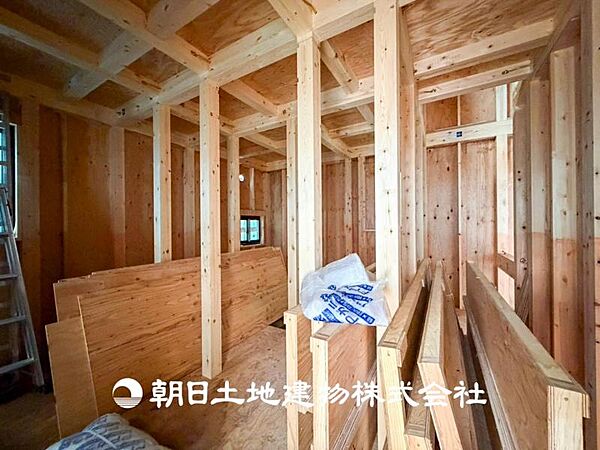 【外観・立地】家族の色を映し出す洗練された邸宅は、ずっと輝き続けながらいつしか街の風景に溶け込み人と共に歩んいきます。