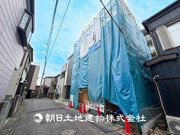 【外観・立地】家族の色を映し出す洗練された邸宅は、ずっと輝き続けながらいつしか街の風景に溶け込み人と共に歩んいきます。