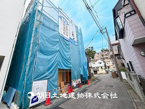 【外観・立地】家族の色を映し出す洗練された邸宅は、ずっと輝き続けながらいつしか街の風景に溶け込み人と共に歩んいきます。