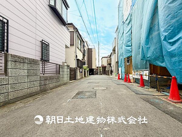 【外観・立地】家族の色を映し出す洗練された邸宅は、ずっと輝き続けながらいつしか街の風景に溶け込み人と共に歩んいきます。