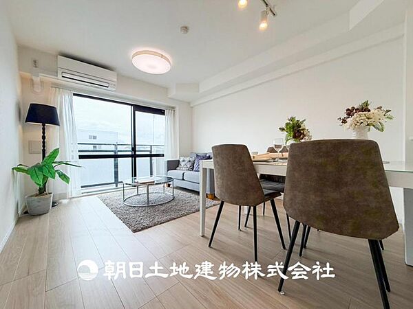 【リビング】開放的で明るい空間が広がるLDK。リビングには潤沢な太陽が降り注ぎ、爽やかな住空間を演出できます