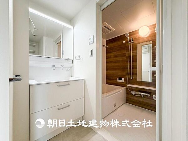 【洗面化粧台】落ち着いた清潔感のある空間は、身だしなみチェックや肌のお手入れに最適です。収納も十分でゆとりを持たせます。