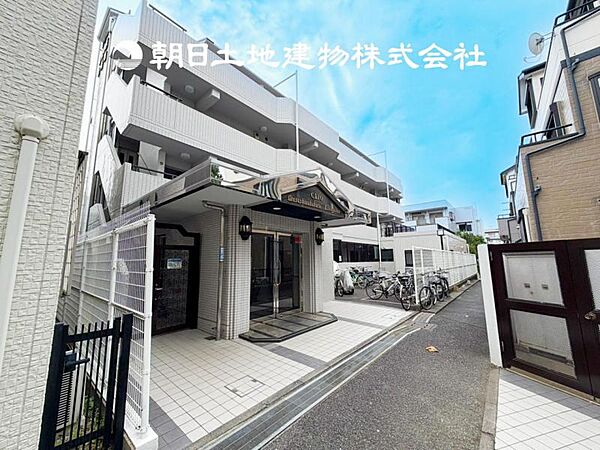 【外観写真】家族の色を映し出す洗練された邸宅は、ずっと輝き続けながらいつしか街の風景に溶け込んでいきます。