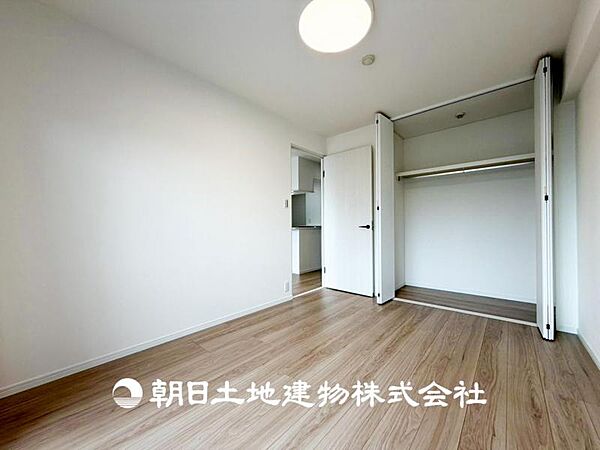 【洋室】大切な家族一人ひとりの大切な個別空間。趣味・感性で個性的に飾って頂けるようシンプルに仕上げてあります。