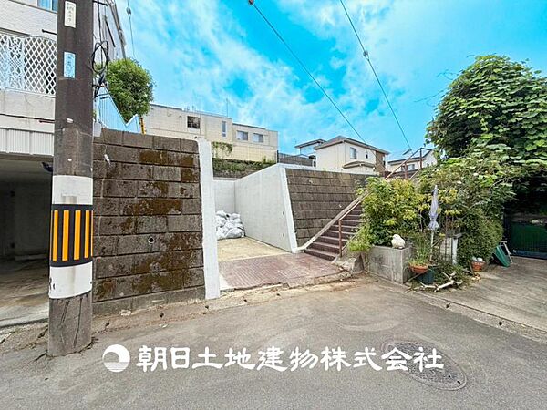 【外観写真】家族の色を映し出す洗練された邸宅は、ずっと輝き続けながらいつしか街の風景に溶け込んでいきます。