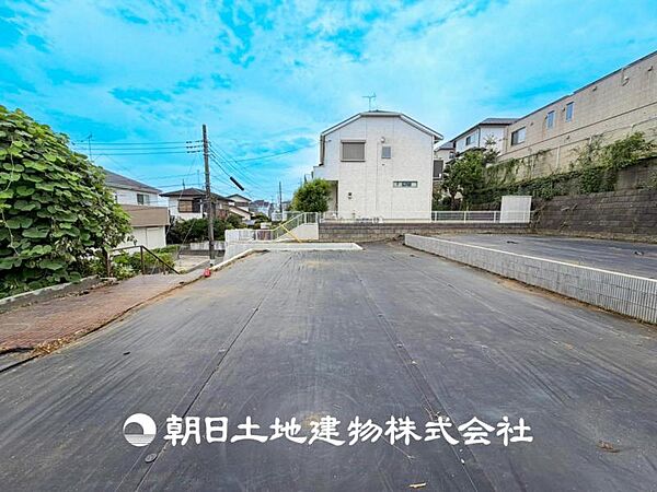 【外観・立地】家族の色を映し出す洗練された邸宅は、ずっと輝き続けながらいつしか街の風景に溶け込み人と共に歩んいきます。
