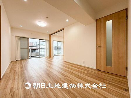 【リビング】大切なご家族、招いた友人と過ごすひと時を溢れる光が優しく包み込む空間。充実した住空間は心を豊かにします。