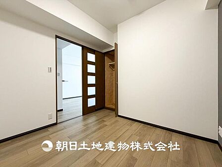 【洋室】一人時間を快適にすごせるように、落ち着いて過ごせる癒しと寛ぎの空間が欲しい。そんな願いを叶えました。