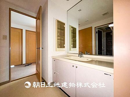 【洗面化粧台】落ち着いた清潔感のある空間は、身だしなみチェックや肌のお手入れに最適です。収納も十分でゆとりを持たせます。