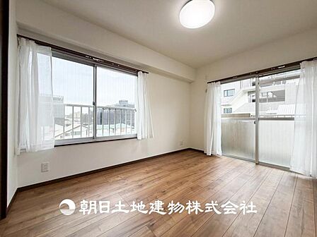 【洋室】大切な家族一人ひとりの大切な個別空間。趣味・感性で個性的に飾って頂けるようシンプルに仕上げてあります。