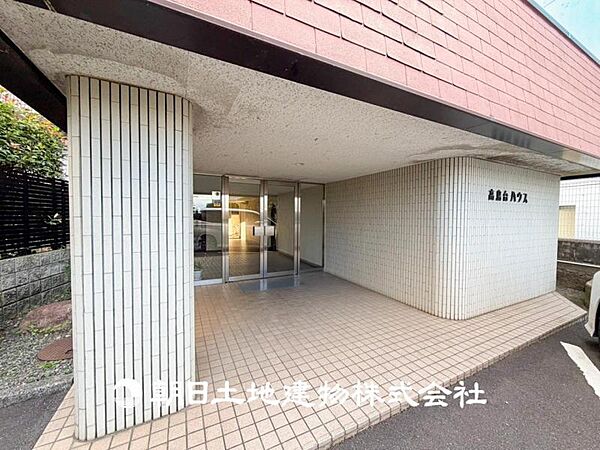 【エントランス】温かい空気が溢れる玄関がお出迎えする本物件。この場所には「温もり」で包み込んでくれる安心できるな空間があります。
