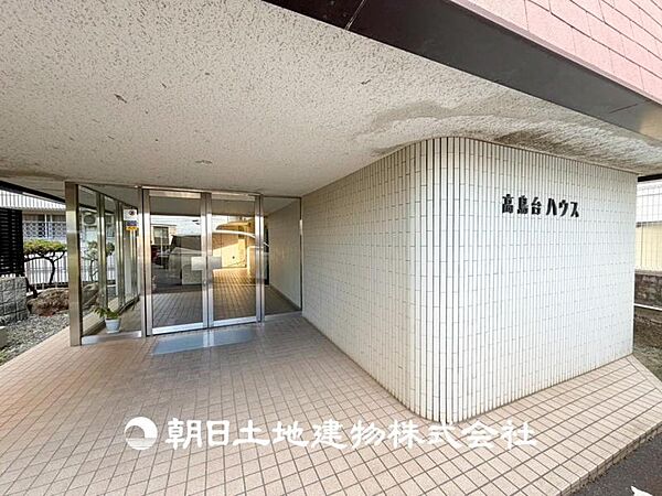 【エントランス】家族の帰り、遊びに来る友人、知人を優しく迎え、温もりに満ちた生活空間を予感させる。帰りたい家がここにあります。