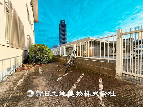 【駐輪場】その家から感じられる、気品・上質・重厚感・極細やかさ、そのすべては見た者に安らぎを与える特別な空間です。