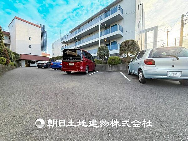 【駐車場】その家から感じられる、気品・上質・重厚感・極細やかさ、そのすべては見た者に安らぎを与える特別な空間です。