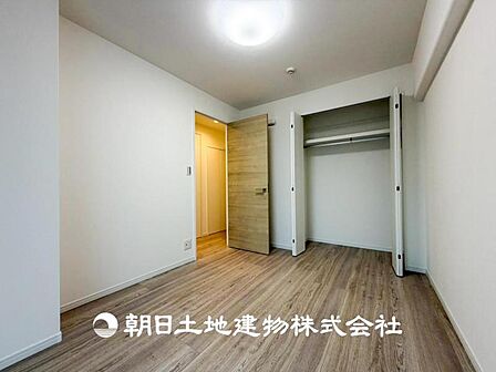 【洋室】大切な家族一人ひとりの大切な個別空間。趣味・感性で個性的に飾って頂けるようシンプルに仕上げてあります。