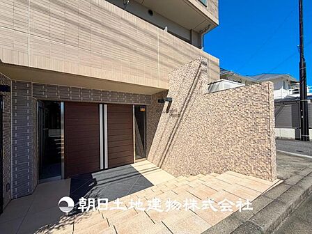 【エントランス】温かい空気が溢れる玄関がお出迎えする本物件。この場所には「温もり」で包み込んでくれる安心できるな空間があります。
