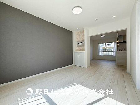 【リビング】開放的で明るい空間が広がるLDK。リビングには潤沢な太陽が降り注ぎ、爽やかな住空間を演出できます。