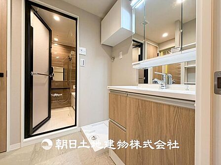 【洗面化粧台】広々とした洗面台は日々の身だしなみチェックや歯磨きなど、朝の慌ただしい時間でも心に余裕とゆとりが生まれます
