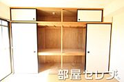 奥行きのある収納。