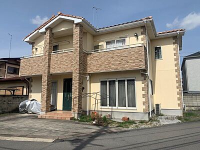 外観：道幅も車2台すれ違える広さの確保された角地で開放的なで日当たりの良い立地。車種によっては3台可能です。
