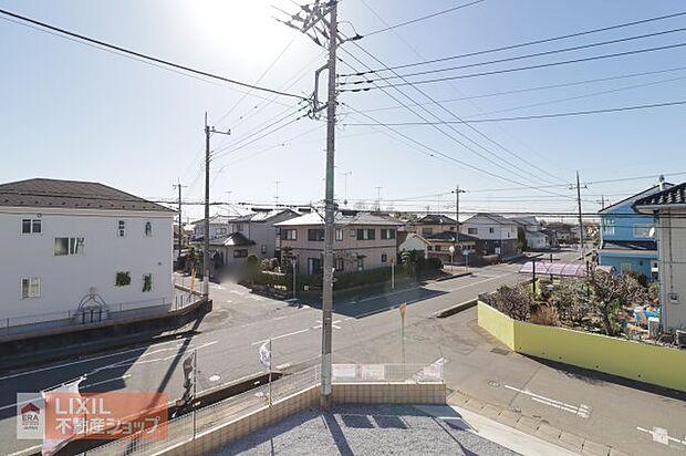 【建物からの眺望】現地完成写真。バルコニーからの景色。十分な間隔が確保されております。