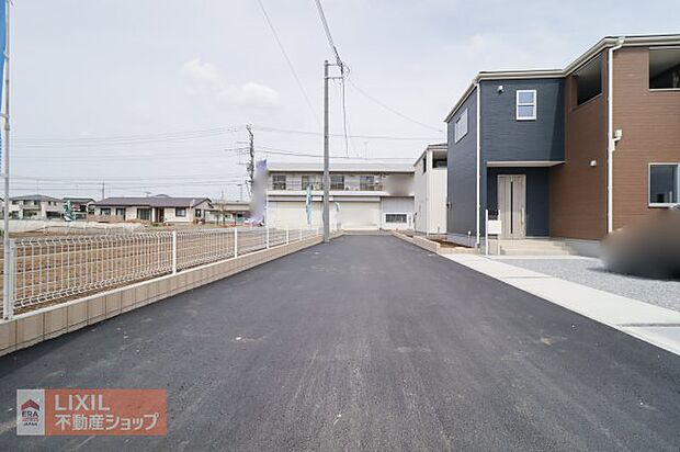 【前面道路】現地完成写真。道幅や駐車など、ご確認ください。