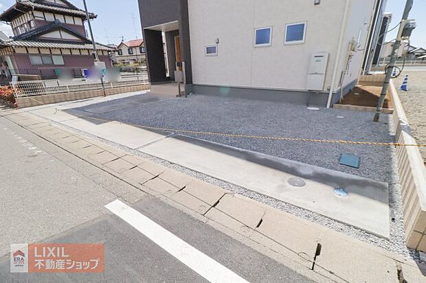 【駐車スペース】現地完成写真。ゆったりとした駐車スペースです。