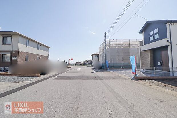 【前面道路】現地完成写真。道幅や駐車など、ご確認ください。