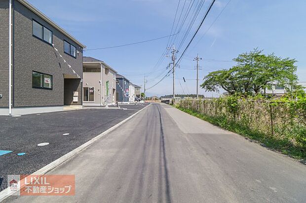 【前面道路】現地完成写真。道幅や駐車など、ご確認ください。